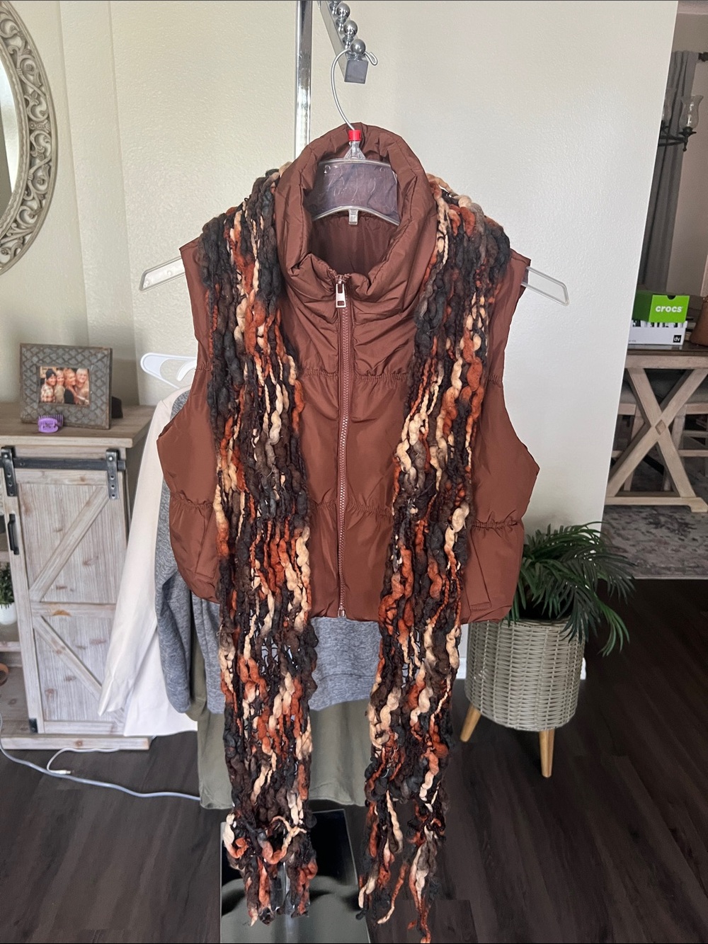 Amazon Essentials Brown Puffer Vest with Multi-Tone Knit Scarf Size M